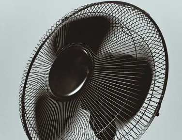 Menina de 1 ano morre ao tomar choque em fio de ventilador na Bahia - Imagem