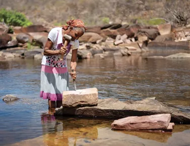 Menos de 20 centavos por pedra: a vida das mulheres que quebram rochas na Chapada - Imagem