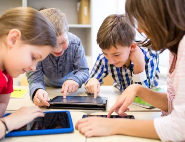 Minecraft x Roblox: escolas e famílias usam jogos eletrônicos como aliados da educação - Imagem