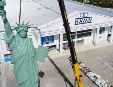 MP pede retirada de estátua da Havan e cobra R$ 500 mil por irregularidades - Imagem