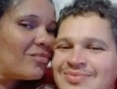 Mulher é esfaqueada dentro de casa e companheiro é encontrado morto - Imagem