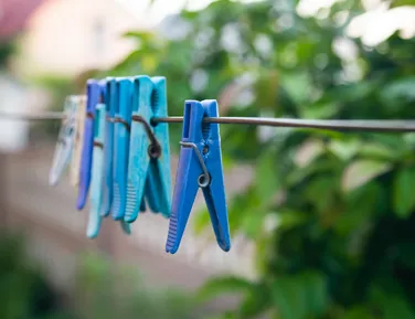 Mulher morre após tomar choque ao colocar roupas no varal - Imagem