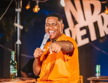 Músico de banda de arrocha recebe descarga elétrica durante show - Imagem