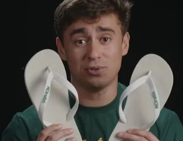 Nikolas Ferreira divulga marca de chinelo 'Pé Direito' após polêmica com Havaianas - Imagem