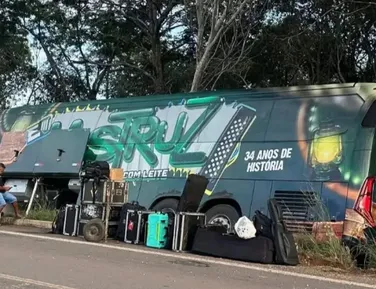 Ônibus da Mastruz com Leite bate após desviar de buraco na BR-226 - Imagem