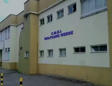 Pai busca criança errada em creche e só percebe troca em casa - Imagem