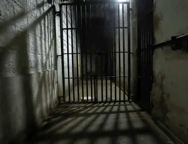 Pai é preso por estuprar próprio filho após criança revelar traição - Imagem