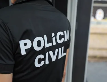 Pai é preso por tentar matar filho de 11 meses com capacete na Bahia - Imagem