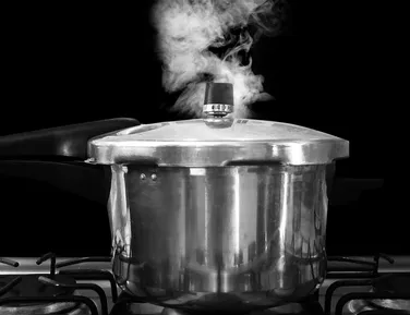 Panela de pressão explode e deixa mulher com queimaduras de 1º grau - Imagem