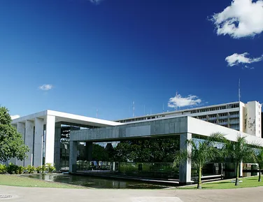 Professor é condenado por falar sobre seios de adolescente: "Grandões" - Imagem