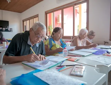 Projeto alfabetiza e dá letramento digital grátis a idosos em Salvador - Imagem