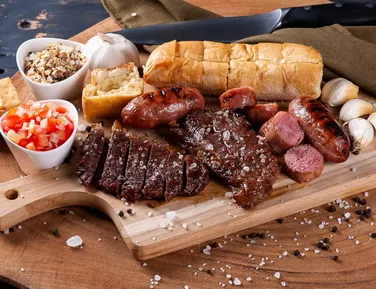 Saiba quais são as seis carnes que você precisa evitar no churrasco - Imagem