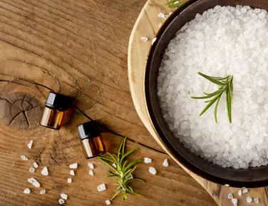 Sal grosso com alecrim funciona? Veja para que serve essa mistura - Imagem