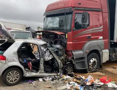 Seis pessoas da mesma família morrem em batida entre carro e carreta - Imagem