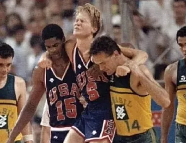 Técnico de time da NBA homenageia Oscar Schmidt em jogo - Imagem