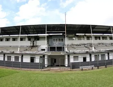 Time brasileiro precisa vender estádio de 94 anos para sobreviver - Imagem