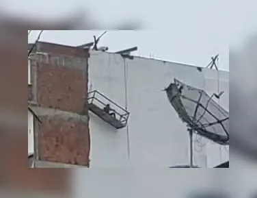 Trabalhador fica pendurado em andaime após corda ceder na Bahia - Imagem