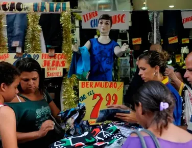 Trabalhar no feriado? Governo toma decisão que impacta o comércio - Imagem