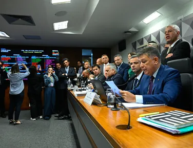 Última sessão da CPMI do INSS termina na madruga e sem relatório final - Imagem