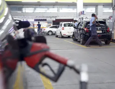 Vai faltar? Veja riscos aos combustíveis no Brasil com crise em Ormuz - Imagem