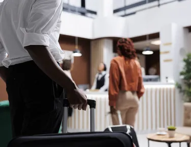 Vai viajar? Veja como fazer o check-in digital obrigatório em hospedagens - Imagem