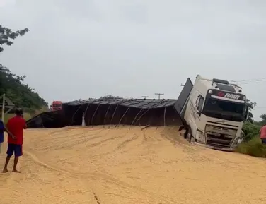 VÍDEO: Carreta com soja tomba e interdita importante rodovia baiana - Imagem