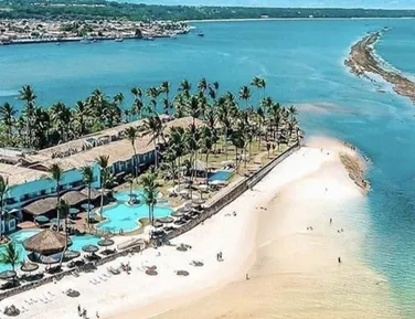 Vila na Bahia encanta turistas com águas mornas e opções de lazer - Imagem