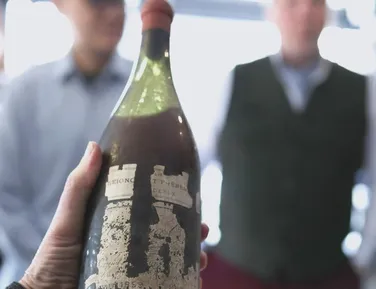 Vinho de 127 anos avaliado em R$ 600 mil é aberto e resultado surpreende - Imagem