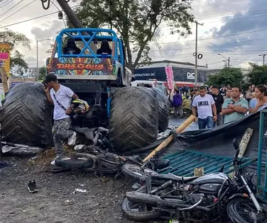 Acidente com "caminhão monstro" mata três pessoas e fere mais de 50 - Imagem