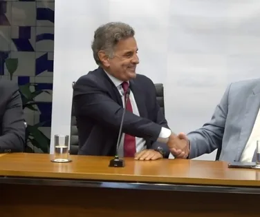 Aécio articula e PSDB pode lançar Ciro Gomes ao Planalto - Imagem