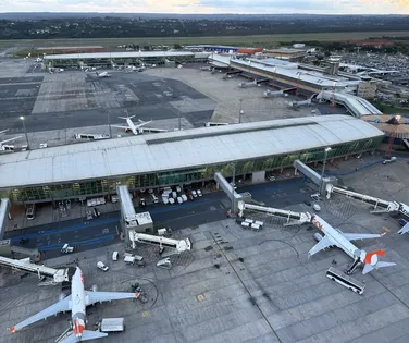 Ameaça de bomba faz passageiros desembarcarem de avião em Brasília - Imagem