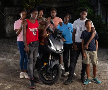 Apenas 8 episódios: essa série da Netflix está dominando o TOP 10 - Imagem