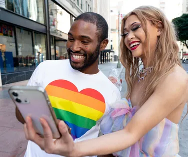 Aplicativos de namoro são usados para combater emboscadas contra LGBTs - Imagem