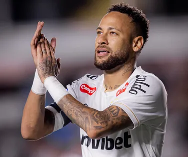 Após discutir com torcedor, Neymar promete ficar longe de polêmicas - Imagem