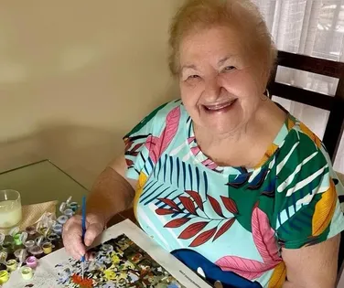 Artista de 94 anos faz exposição de estreia - Imagem