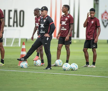 Atleta com maior minutagem no Vitória não viaja para jogo do Nordestão - Imagem