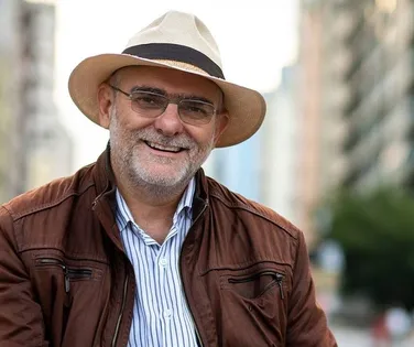 Autor Célio Turino lança livro que une poesia e pensamento histórico - Imagem