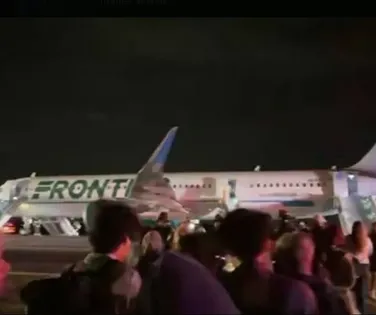 Avião atropela pedestre durante decolagem e voo é cancelado - Imagem