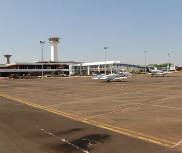 Avião que transportava R$ 15 milhões cai e moradores saqueiam dinheiro - Imagem