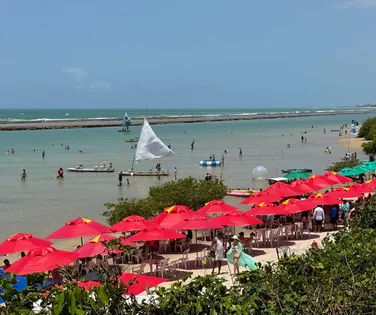 Banhistas atacam PM durante prisões em orla de Porto de Galinhas - Imagem