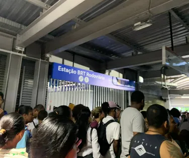 BRT atrasa abertura e deixa estações lotadas em Salvador - Imagem