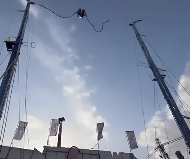 Cabo de brinquedo rompe e deixa crianças feridas em parque; veja vídeo - Imagem