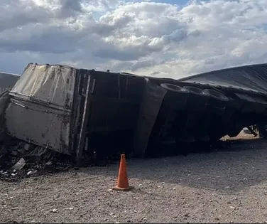 Carga de azeite para o Brasil tomba e é saqueado na Argentina - Imagem