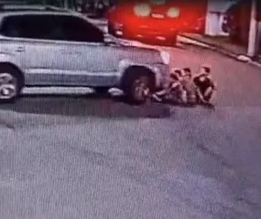 Carro atropela quatro crianças em condomínio de luxo - Imagem