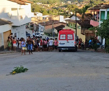 Carro desgovernado invade casa e mata avó e neto no interior da Bahia - Imagem