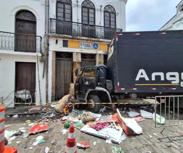 Casa do Benin é fechada temporariamente após caminhão atingir fachada - Imagem