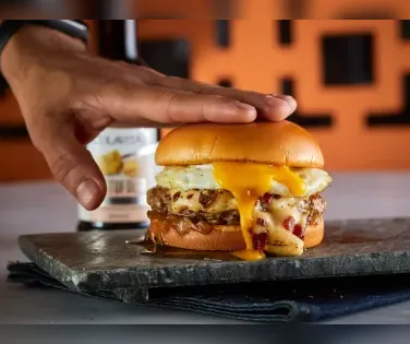 Casal combina receitas e cria hambúrguer de carbonara; faça em casa - Imagem