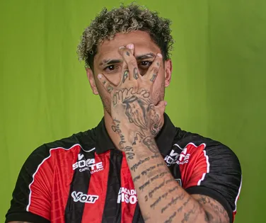 Centroavante do Vitória sofre lesão grave e fica fora de combate - Imagem