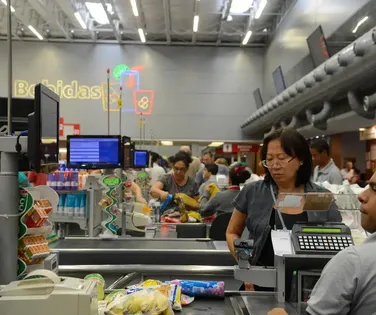 CLT vai virar freelancer? Supermercados propõem mudança após fim da escala 6x1 - Imagem