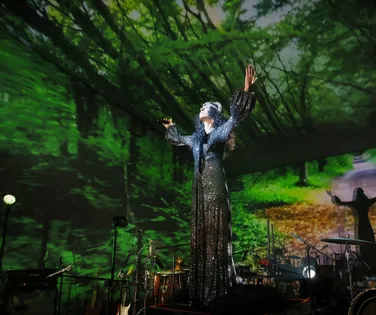 Com 60 músicos e orquestra, Marisa Monte traz turnê inédita a Salvador - Imagem